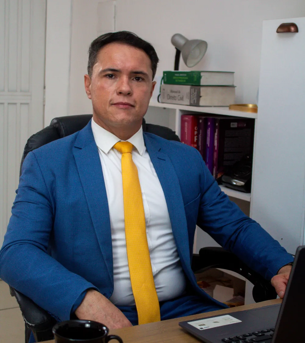Dr. Danilo Rosa Gonçalves em sua mesa de trabalho no escritório